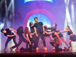 El elenco de “We Will Rock You” realiza los ensayos finales sobre el escenario del Teatro Presidente en San Salvador.