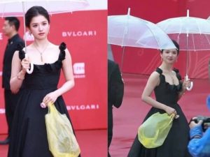 Zhang Jingyi apareció con una bolsa amarilla durante la promoción de su película The One, lo que generó rumores en redes sobre un supuesto diseño de Balenciaga.