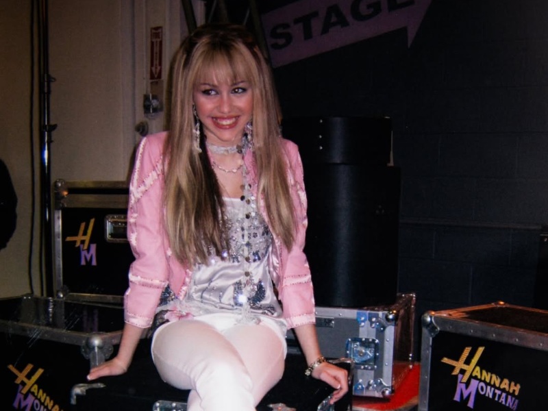 El tráiler muestra a Miley Cyrus descendiendo de un vehículo con la matrícula “HM 20”.