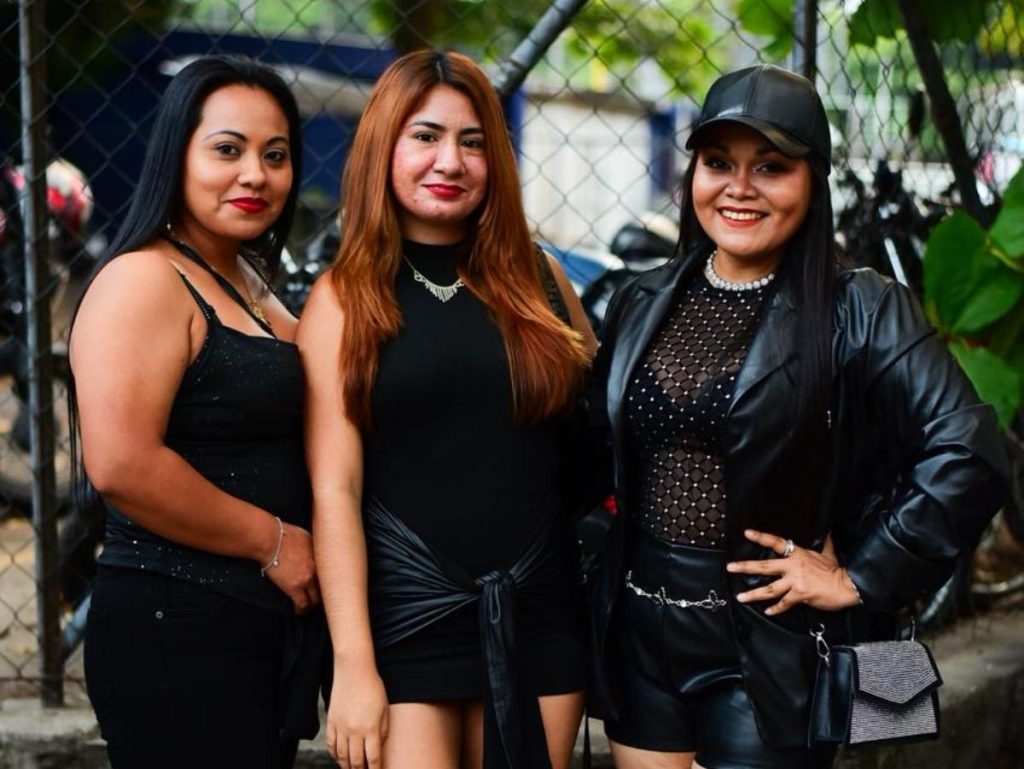 Los outfits del público también destacaron durante la noche, con estilos urbanos