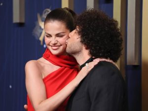 Selena Gomez besa el pie de Benny Blanco durante una grabación del pódcast “Friends Keep Secrets”, momento que se viralizó en redes sociales.