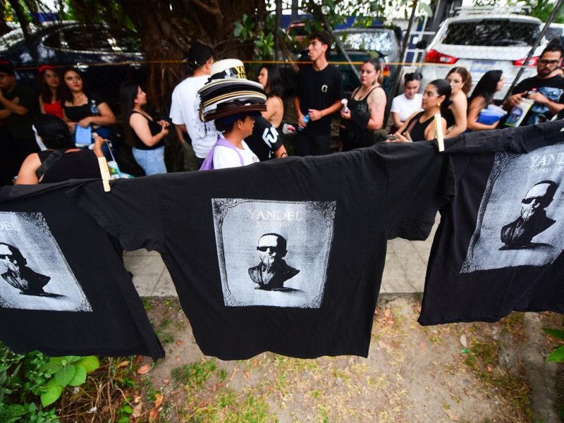 La venta de camisetas y recuerdos del concierto también llamó la atención, con muchos fans llevándose un souvenir para recordar la noche de Yandel Sinfónico.