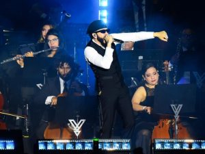 Yandel se presentó ante miles de fans salvadoreños con su espectáculo Yandel Sinfónico.