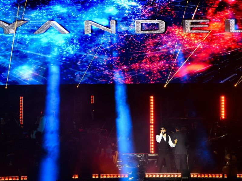 El escenario reunió a Yandel y a una orquesta filarmónica en una propuesta musical distinta.