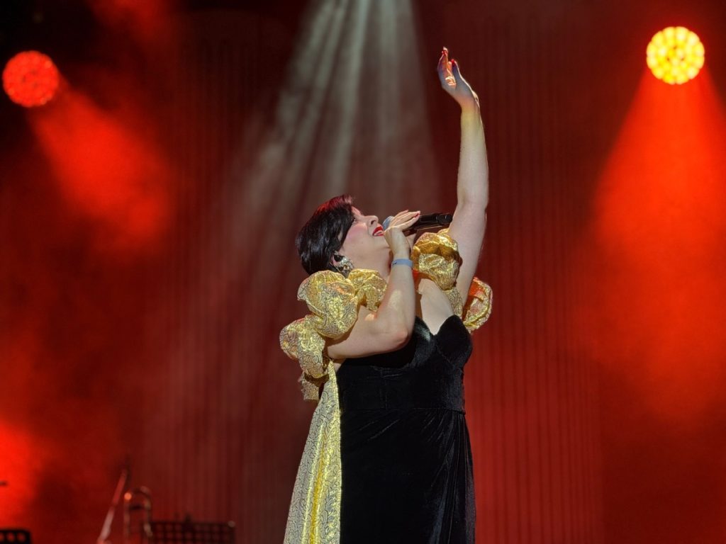 La soprano salvadoreña Gracia González fue la encargada de abrir el concierto con una presentación que recibió aplausos del público. Fotografía/ Lissette Figueroa