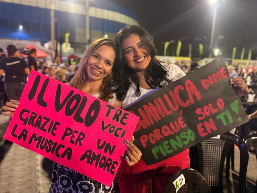 Fans salvadoreños llegaron con carteles y entusiasmo para corear los éxitos de Il Volo durante su concierto en San Salvador. Fotografía/ Lissette Figueroa