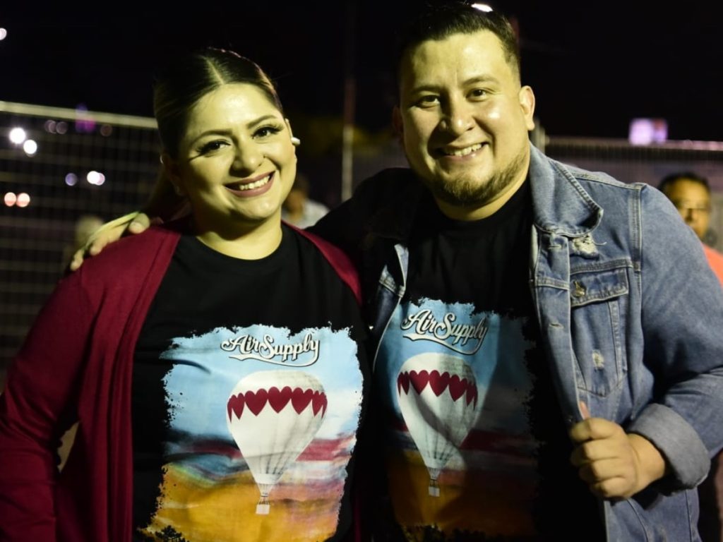 Los esposos Castro compraron su camisa en los alrededores del estadio. Fotografía/ Miguel Lemus