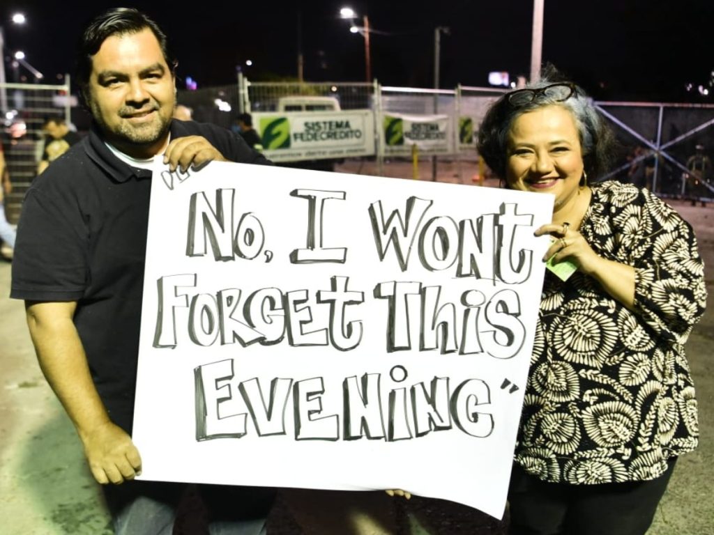 Los esposos Alvarado elaboraron este cartel a mano. Parafrasea una letra de Air Supply. Fotografía/ Miguel Lemus.
