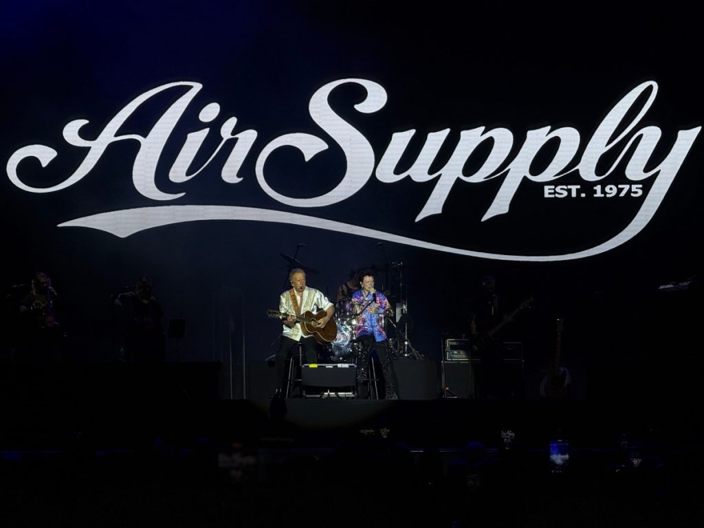 Familias completas corearon los éxitos de Air Supply en una noche marcada por la nostalgia y el romanticismo. Fotografía/ Lissette Figueroa