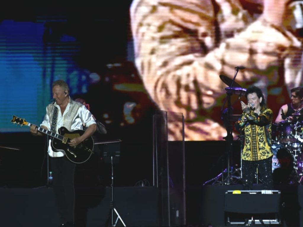 Russell Hitchcock y Graham Russell hicieron vibrar al público salvadoreño con sus baladas más icónicas en el Complejo Deportivo Cuscatlán. Fotografía/ Miguel Lemus