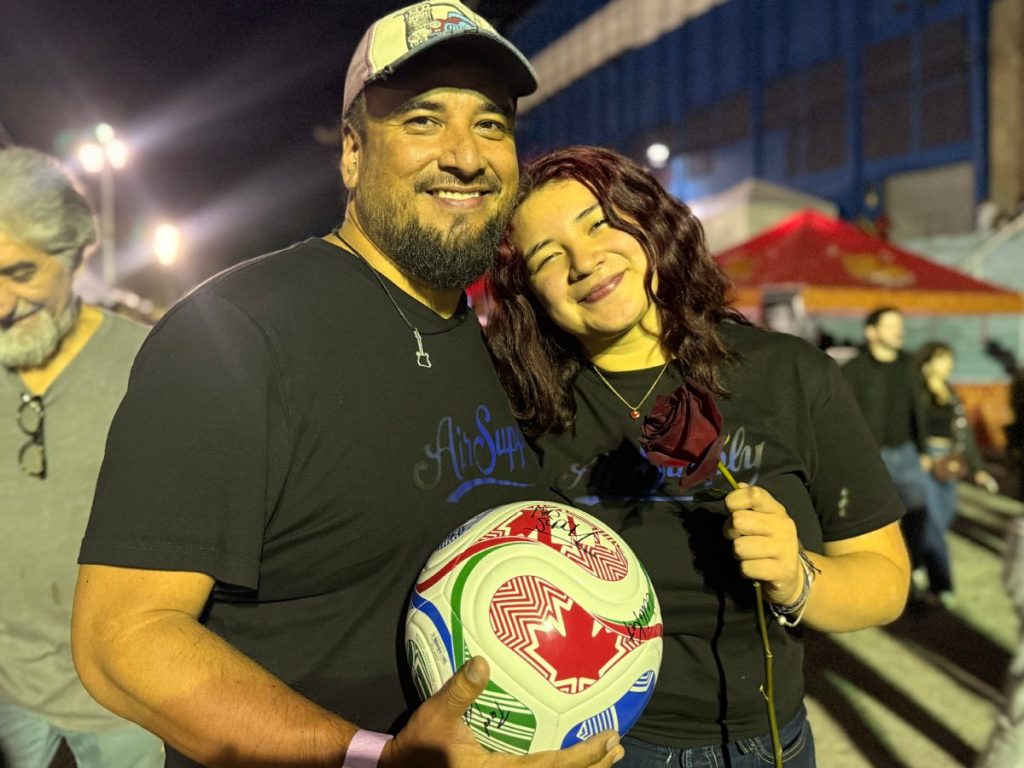 Roberto y su hija Melissa compartieron una noche especial al corear juntos los clásicos de Air Supply, uniendo generaciones a través de la música. Fotografía/ Lissette FIgueroa