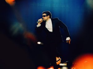 Fotografía cedida por Spotify que muestra al cantante puertorriqueño Bad Bunny presentandose este sábado, en Tokio (Japón). Bad Bunny debutó en Asia con un concierto especial en Tokio, donde durante una hora y media ofreció un espectáculo íntimo ante cientos de sus seguidores más acérrimos en el archipiélago, que corearon los mayores éxitos del cantante. EFE