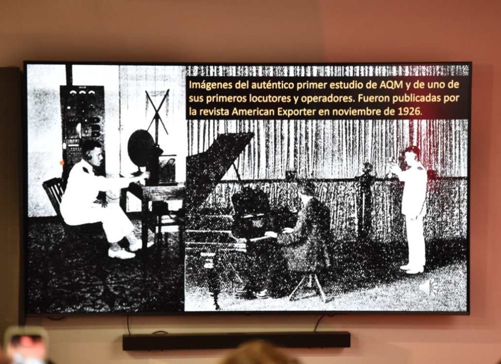 El libro analiza la evolución de la radio desde sus primeras transmisiones en la década de 1920.