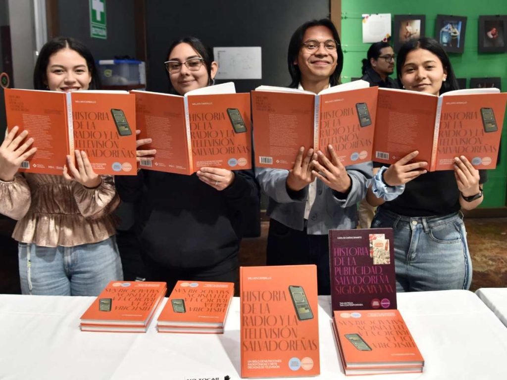 El investigador Willian Carballo es el autor del segundo volumen de la colección sobre industrias creativas salvadoreñas.