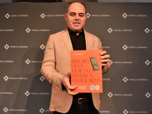La Escuela Mónica Herrera presentó el libro Historia de la radio y la televisión salvadoreñas, dedicado a documentar la evolución de ambos medios en el país.