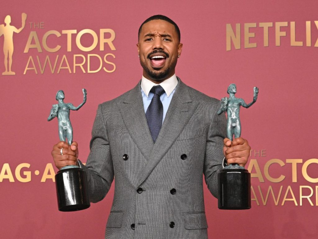 Michael B. Jordan posa con su estatuilla tras ganar como mejor actor protagonista por Los pecadores. Fotografía/ AFP