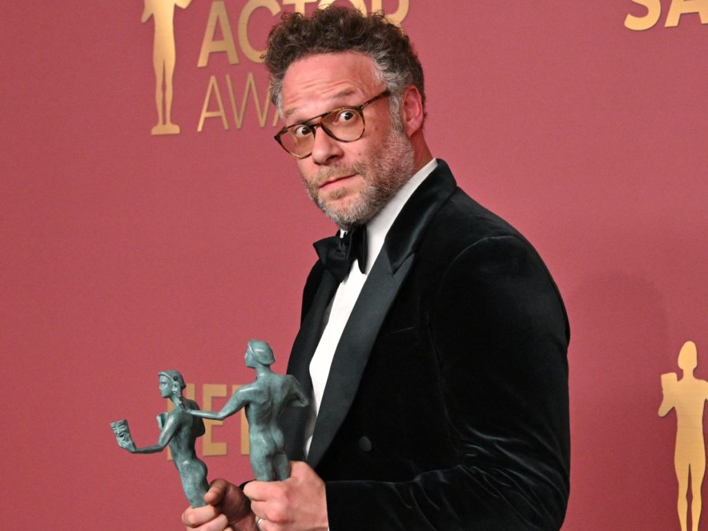 El actor y productor canadiense Seth Rogen posa con los premios a Mejor actor en una serie de comedia y Mejor reparto en una serie de comedia por The Studio Fotografía/ AFP