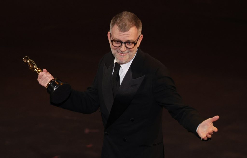 El cineasta estadounidense Paul Thomas Anderson recibe el Oscar al Mejor Guion Adaptado por "One Battle After Another" en el escenario durante la 98.ª edición de los Premios Óscar en el Dolby Theatre de Hollywood, California, el 15 de marzo de 2026. (Foto de Patrick T. Fallon / AFP)