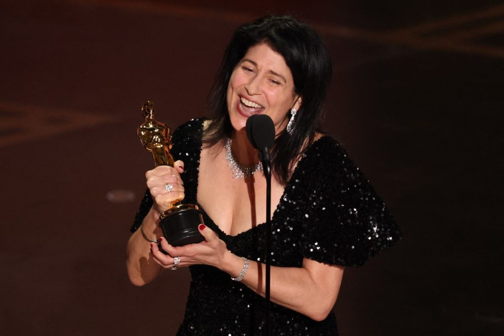 La directora de casting estadounidense Cassandra Kulukundis sostiene su Oscar a Mejor Reparto por "One Battle After Another" en el escenario durante la 98.ª edición de los Premios Óscar en el Dolby Theatre de Hollywood, California, el 15 de marzo de 2026. (Foto de Patrick T. Fallon / AFP)