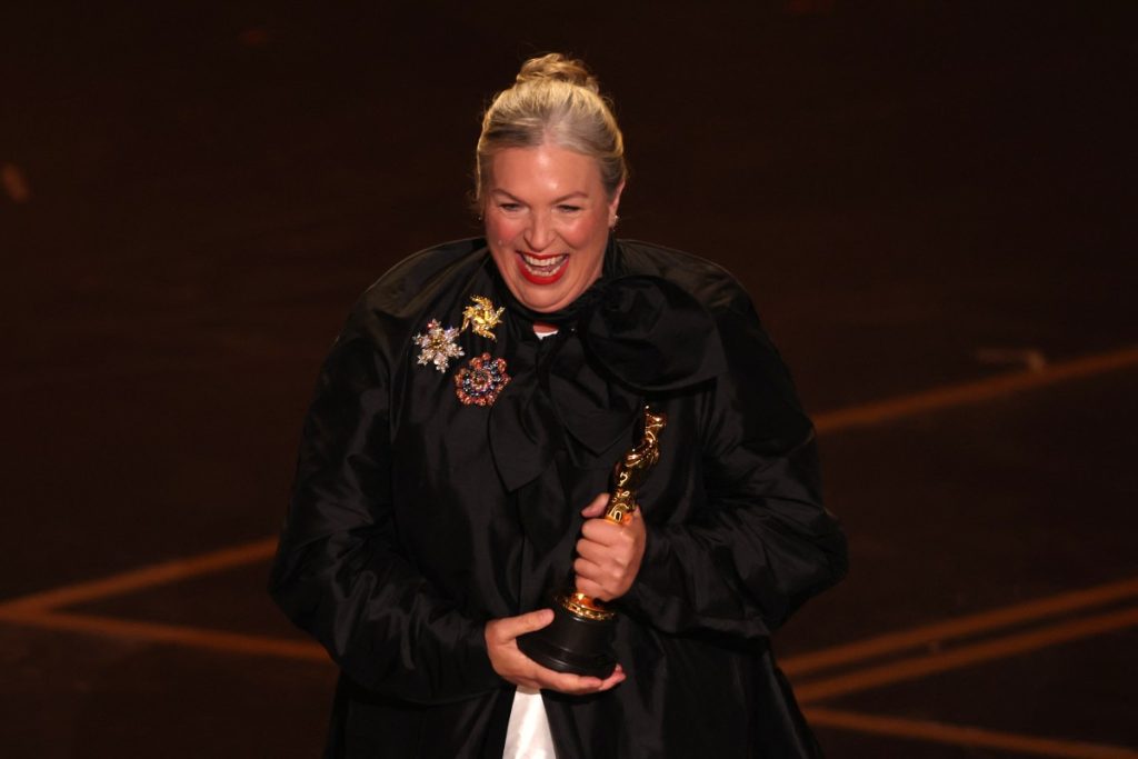 La diseñadora de vestuario estadounidense Kate Hawley sostiene su Oscar al Mejor Diseño de Vestuario por "Frankenstein" en el escenario durante la 98.ª edición de los Premios Óscar en el Dolby Theatre de Hollywood, California, el 15 de marzo de 2026. (Foto de Patrick T. Fallon / AFP)