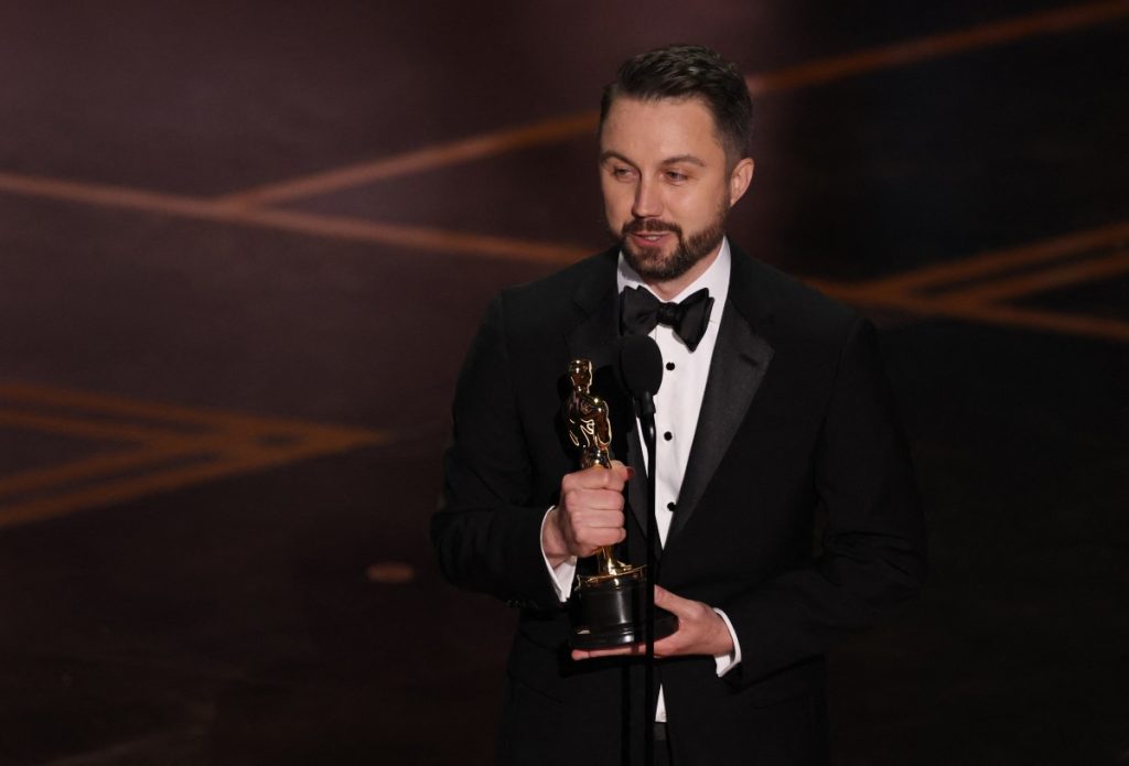 El productor musical estadounidense Andy Jurgensen recibe el premio al Mejor Montaje por "One Battle After Another" en el escenario durante la 98.ª edición de los Premios Óscar en el Dolby Theatre de Hollywood, California, el 15 de marzo de 2026. (Foto de Patrick T. Fallon / AFP)