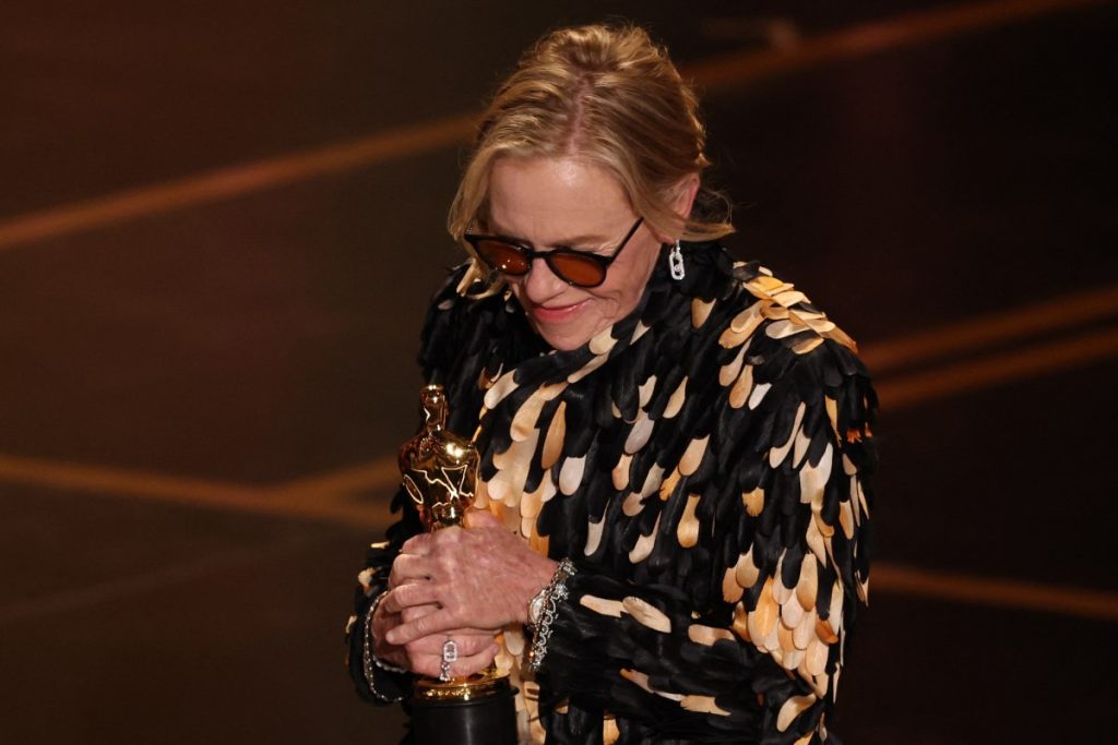 La actriz estadounidense Amy Madigan recibe el Oscar a la Mejor Actriz de Reparto por "Weapons" en el escenario durante la 98.ª edición de los Premios Óscar en el Dolby Theatre de Hollywood, California, el 15 de marzo de 2026. (Foto de Patrick T. Fallon / AFP)