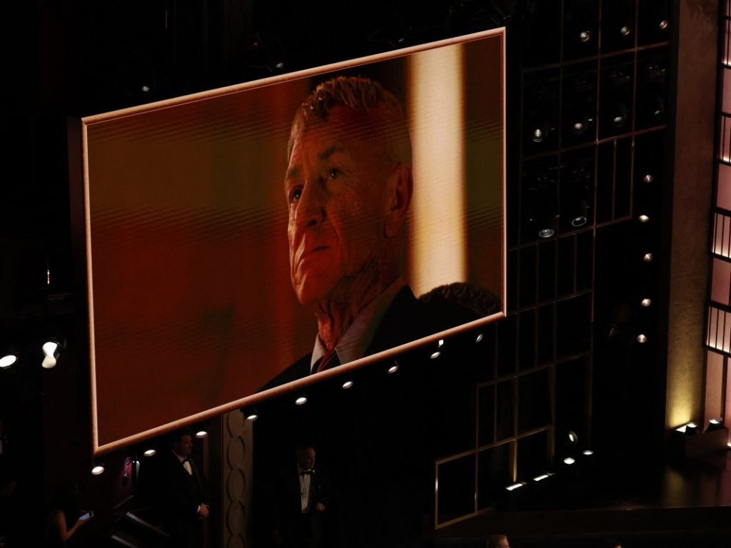 Una fotografía del actor estadounidense Sean Penn se muestra en el escenario tras ganar el Óscar a Mejor Actor de Reparto por "One Battle After Another" durante la 98.ª edición de los Premios Óscar en el Dolby Theatre de Hollywood, California, el 15 de marzo de 2026. (Foto de Patrick T. Fallon / AFP)