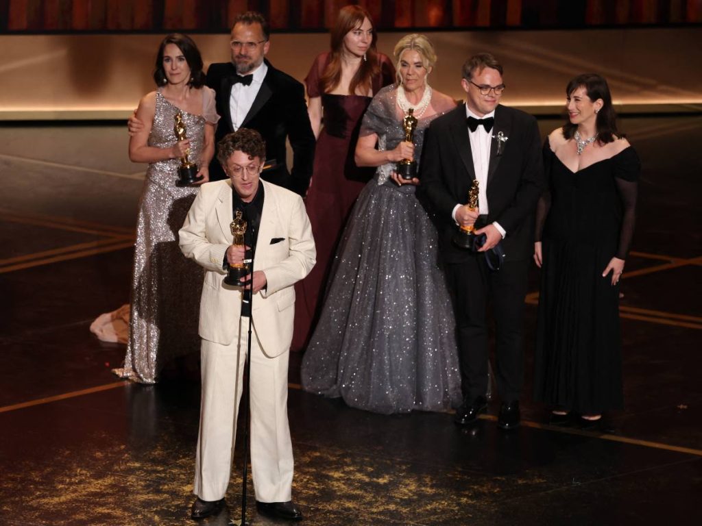 El documentalista estadounidense David Borenstein recibe el premio al Mejor Documental por "Mr. Nobody Against Putin", junto a (fila de atrás) Alzbeta Karaskova (izquierda), Helle Faber (tercera por la derecha) y Pavel Talankin (segundo por la derecha) en el escenario durante la 98.ª edición de los Premios Óscar en el Dolby Theatre de Hollywood, California, el 15 de marzo de 2026. (Foto de Patrick T. Fallon / AFP)