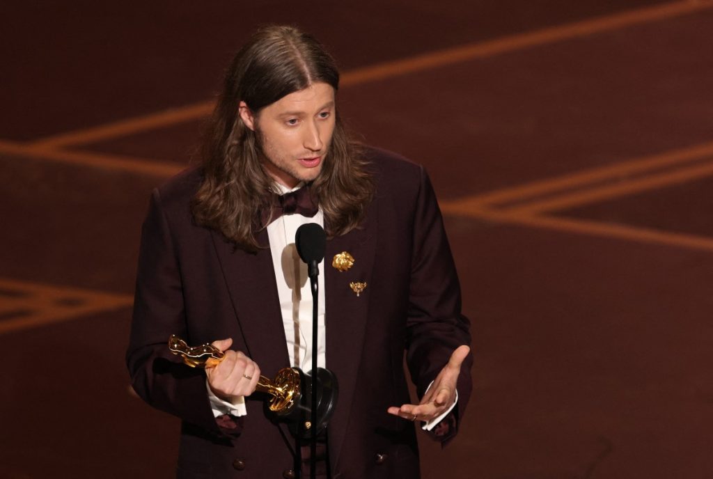 El compositor sueco Ludwig Göransson recibe el premio a la Mejor Música Original por "Sinners" en el escenario durante la 98.ª edición de los Premios Óscar en el Dolby Theatre de Hollywood, California, el 15 de marzo de 2026. (Foto de Patrick T. Fallon / AFP)
