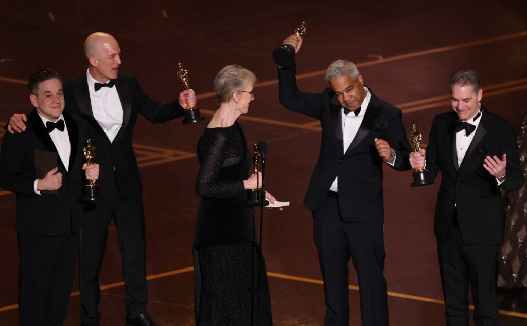 (De izquierda a derecha) El ingeniero de sonido estadounidense Gary Rizzo, el ingeniero de sonido británico Gareth John, la editora de sonido estadounidense Gwendolyn Yates Whittle, el mezclador de sonido estadounidense Juan Peralta y el ingeniero de sonido estadounidense Al Nelson reciben el premio al Mejor Sonido por "F1" en el escenario durante la 98.ª edición de los Premios Óscar.