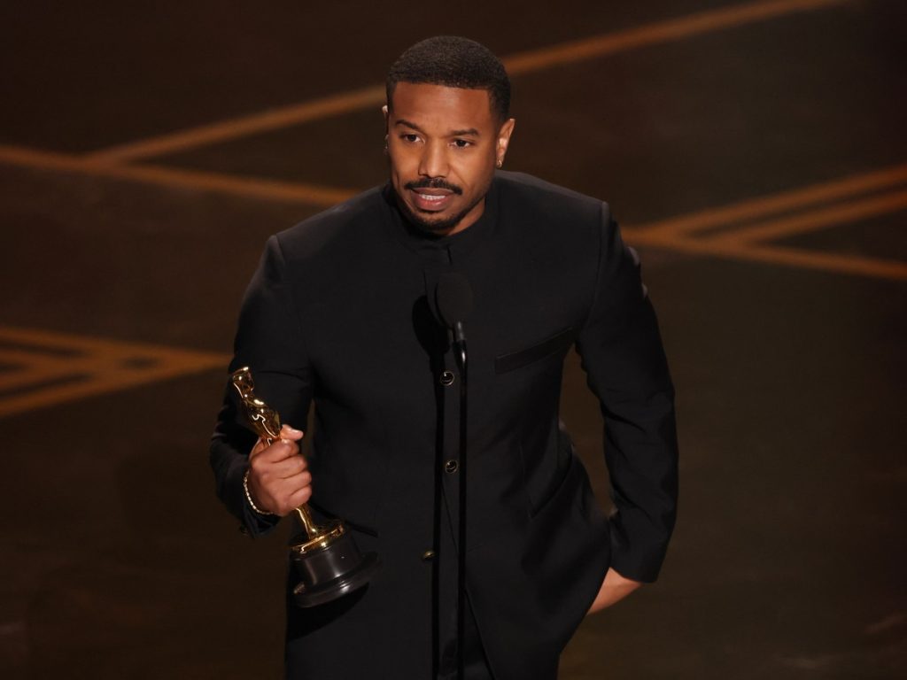 El actor estadounidense Michael B. Jordan recibe el premio al Mejor Actor Protagonista por "Sinners" en el escenario durante la 98.ª edición de los Premios Óscar en el Dolby Theatre de Hollywood, California, el 15 de marzo de 2026. (Foto de Patrick T. Fallon / AFP)