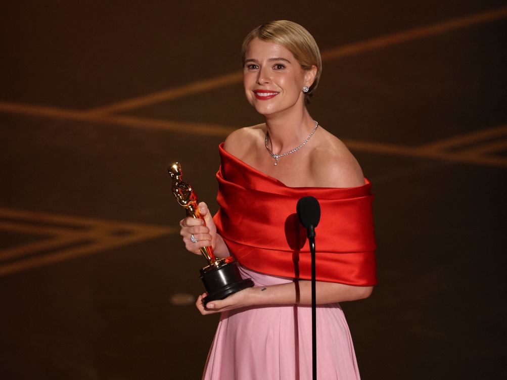 La actriz irlandesa Jessie Buckley recibe el premio a Mejor Actriz Protagonista por "Hamnet" en el escenario durante la 98.ª edición de los Premios Óscar en el Dolby Theatre de Hollywood, California, el 15 de marzo de 2026. (Foto de Patrick T. Fallon / AFP)