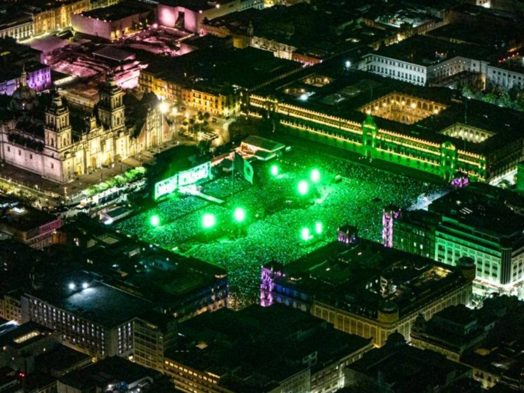 Vista aérea del Zócalo completamente lleno durante el concierto gratuito de Shakira, que superó récords de asistencia y marcó su regreso al emblemático escenario tras 18 años. Fotografía/ Gobierno de México