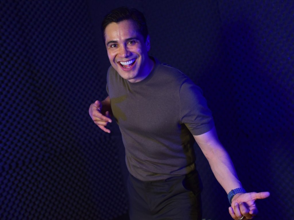 El actor mexicano Daniel Mendoza interpreta a Galileo, protagonista de la historia futurista inspirada en las canciones de Queen. Fotografía/ Emerson Del Cid