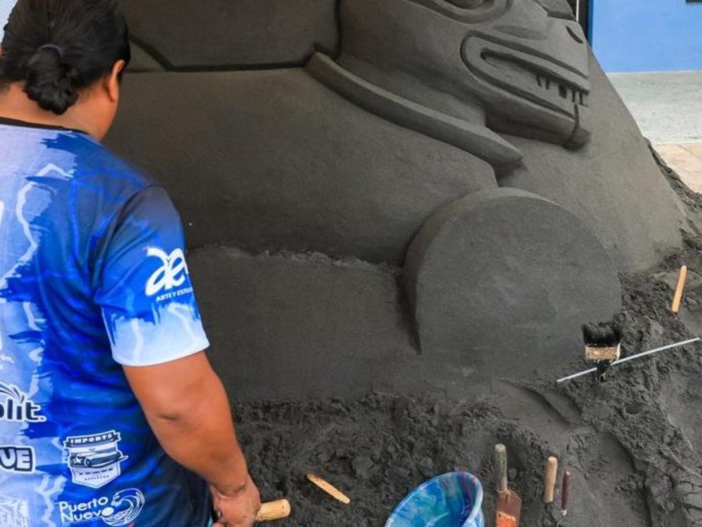 Esculturas de arena en el MUNA recrean íconos del patrimonio cultural salvadoreño.