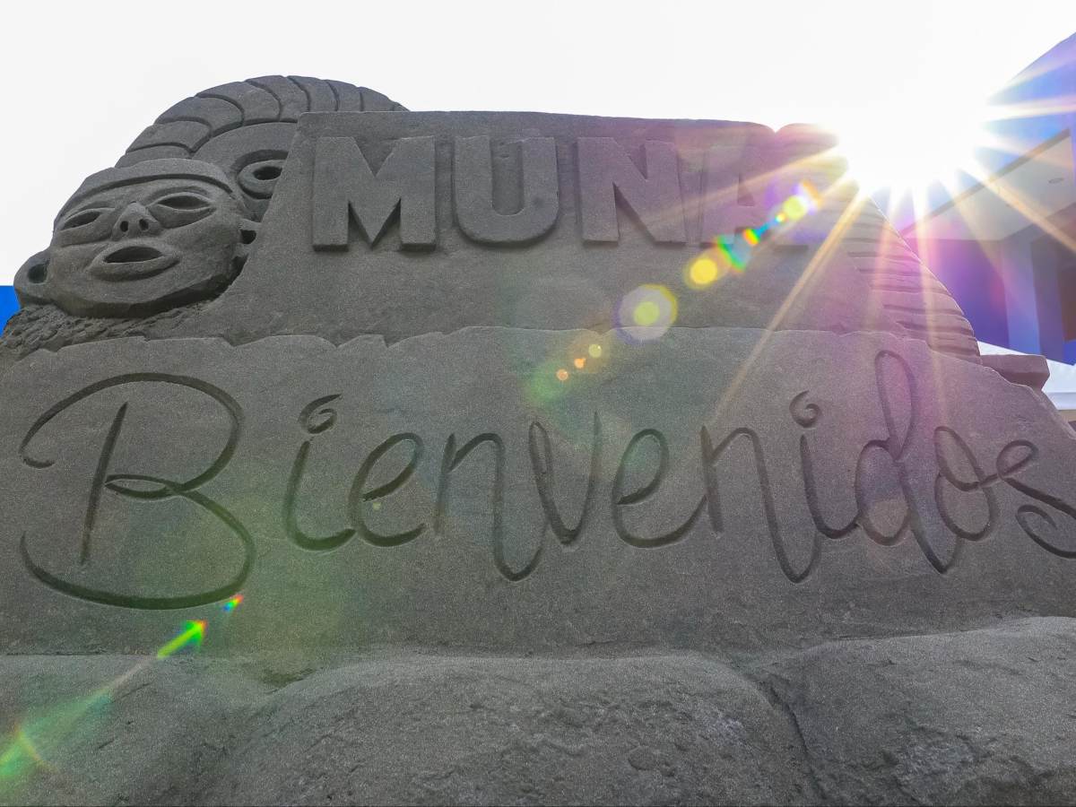 Detalles tallados en arena destacan la riqueza cultural salvadoreña.