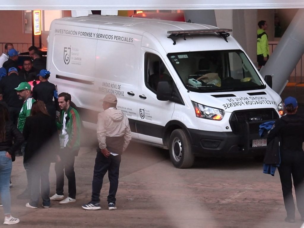 Esta imagen, extraída de las grabaciones de AFPTV, muestra una furgoneta de investigación forense en el lugar donde un espectador falleció tras caer desde una grada superior del estadio antes del partido amistoso de fútbol entre México y Portugal en el Estadio Banorte (anteriormente conocido como Estadio Azteca) de la Ciudad de México, el 28 de marzo de 2026. AFP