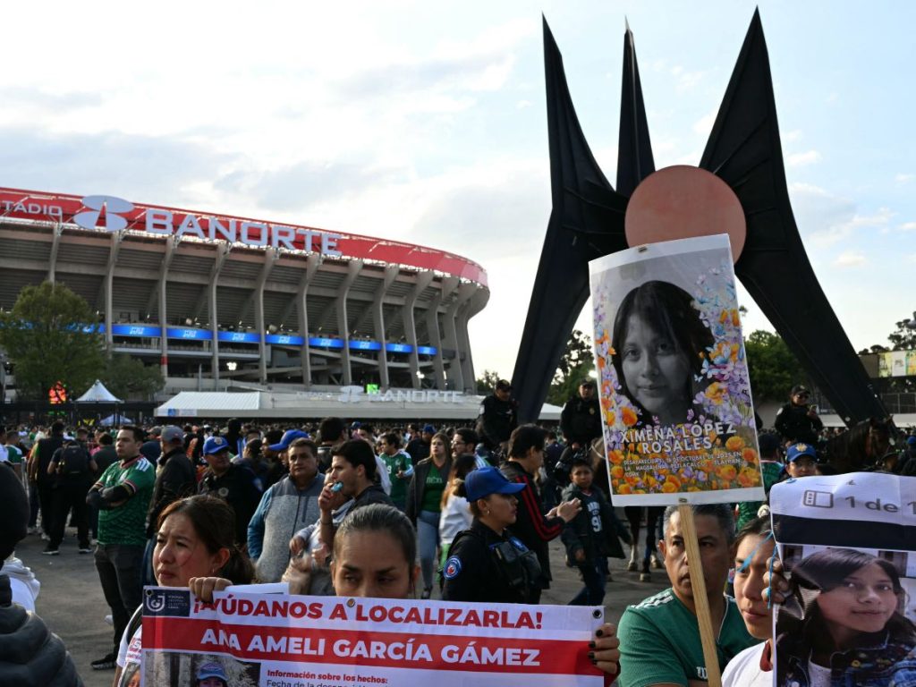 Manifestantes exhiben carteles de personas desaparecidas antes de la inauguración del Estadio Banorte (anteriormente conocido como Estadio Azteca), para un partido amistoso entre México y Portugal, en la Ciudad de México el 28 de marzo de 2026. Foto AFP
