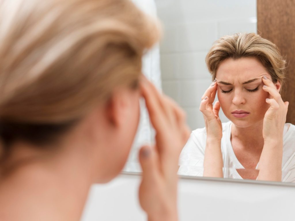 El estrés puede provocar brotes de acné, irritación y otros problemas cutáneos al alterar el equilibrio natural de la piel.