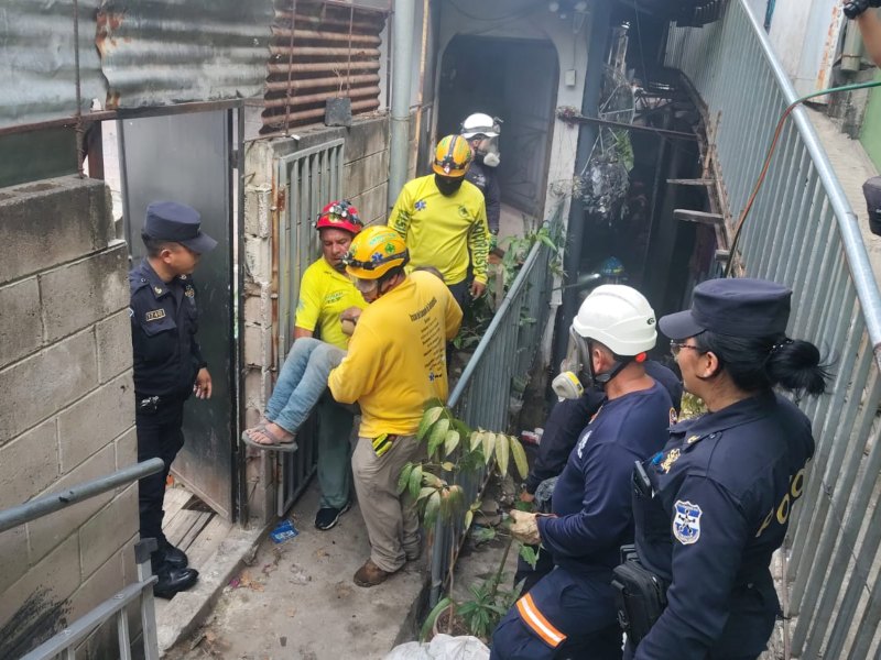 Equipos de socorro atienden la emergencia tras la explosión en una vivienda de Ciudad Delgado.