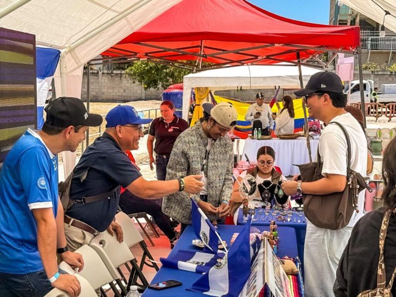 Emprendimientos salvadoreños como Tézana, Casa Alhaja, Macropsyhn y Snack Bites formaron parte de la feria en Tegucigalpa.