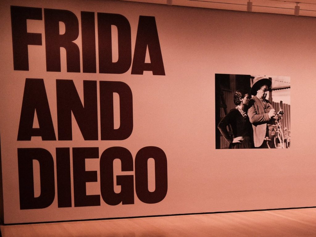 El Museo de Arte Moderno de Nueva York (MoMA) reúne por primera vez obras de la pareja de artistas mexicanos Frida Kahlo y Diego Rivera en una exposición que sirve como antesala a una ópera inspirada en ambas figuras, que se presentará en mayo en la Metropolitan Opera. Fotografía/ AFP