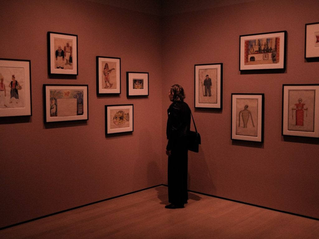 Una mujer observa obras durante una vista previa para la prensa de la exposición “Frida and Diego: The Last Dream” en el Museo de Arte Moderno (MoMA) de Nueva York, el 16 de marzo de 2026. Fotografía/ AFP