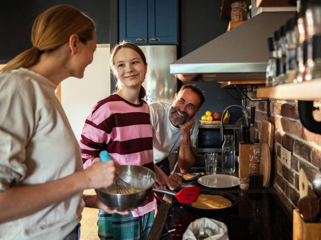 El acompañamiento familiar y los hábitos saludables son clave para prevenir el impacto de tendencias dañinas en la alimentación de niños y adolescentes.