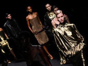 Modelos presentan la colección femenina Otoño/Invierno 2026-2027 de Ferragamo durante la Semana de la Moda de Milán, el 28 de febrero de 2026. Foto AFP.