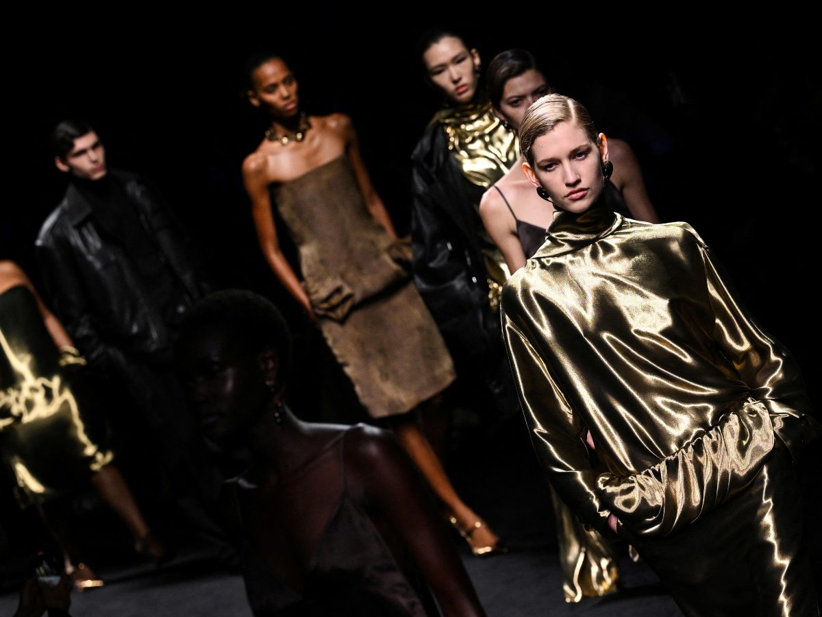 Modelos presentan la colección femenina Otoño/Invierno 2026-2027 de Ferragamo durante la Semana de la Moda de Milán, el 28 de febrero de 2026. Foto AFP.