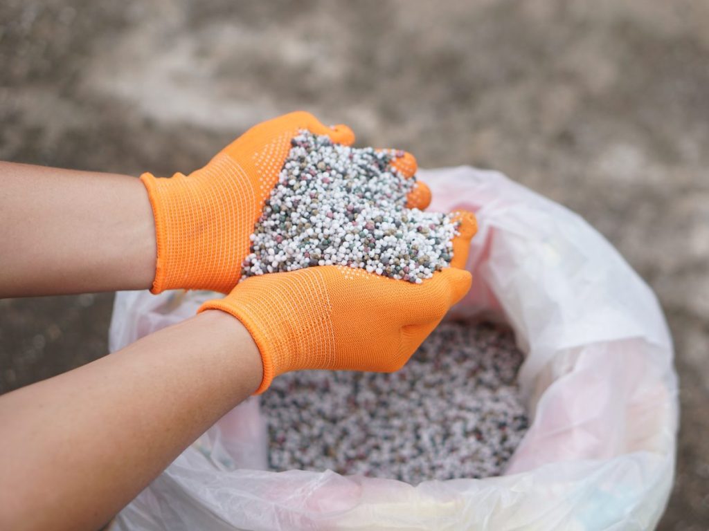 Los fertilizantes dependen del gas natural y del comercio global. Conflictos en Medio Oriente pueden encarecerlos y afectar la producción agrícola mundial.