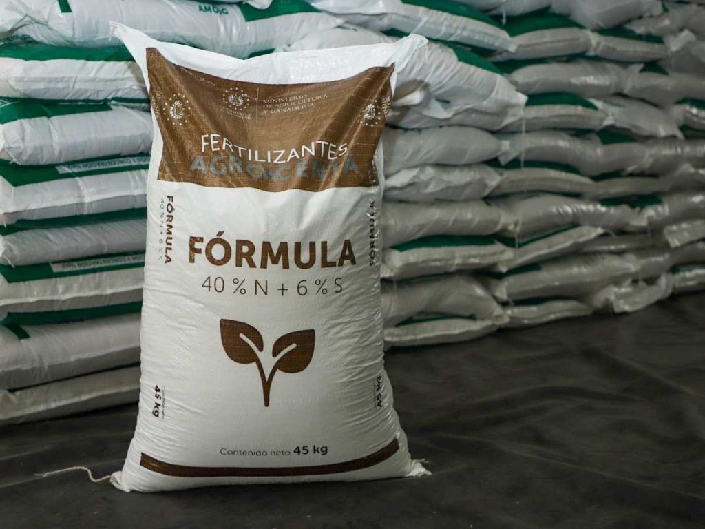Entre los insumos disponibles están fertilizantes como fórmula 15-15-15, sulfato de amonio y mezclas especializadas.