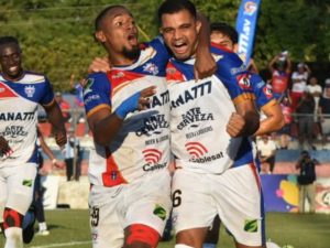 Firpo remonta a Alianza 2-1 en un duelo caliente y se afianza en el segundo lugar