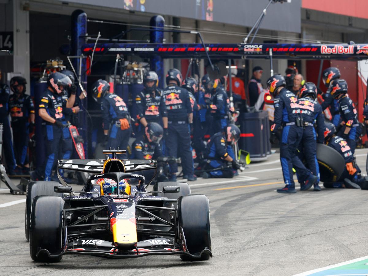 El piloto holandés de Red Bull Racing, Max Verstappen, abandona la pista tras una parada en boxes durante el Gran Premio de Japón de Fórmula 1 en el circuito de Suzuka, en la prefectura de Mie, el 29 de marzo de 2026. Foto AFP